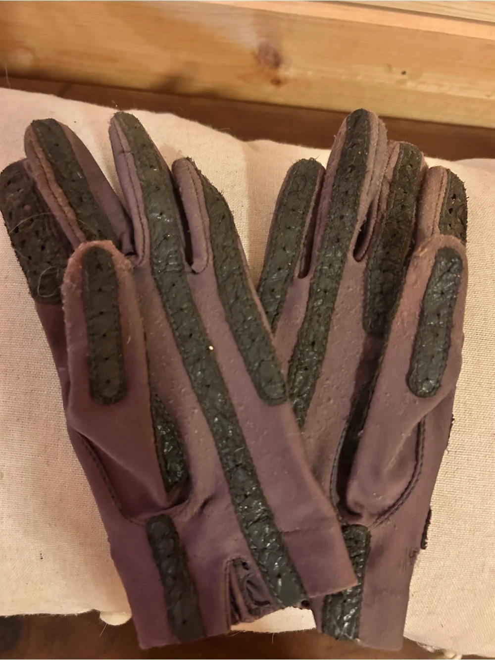 Women’s Vintage Purple Driving Gloves with Black Chevron Accents